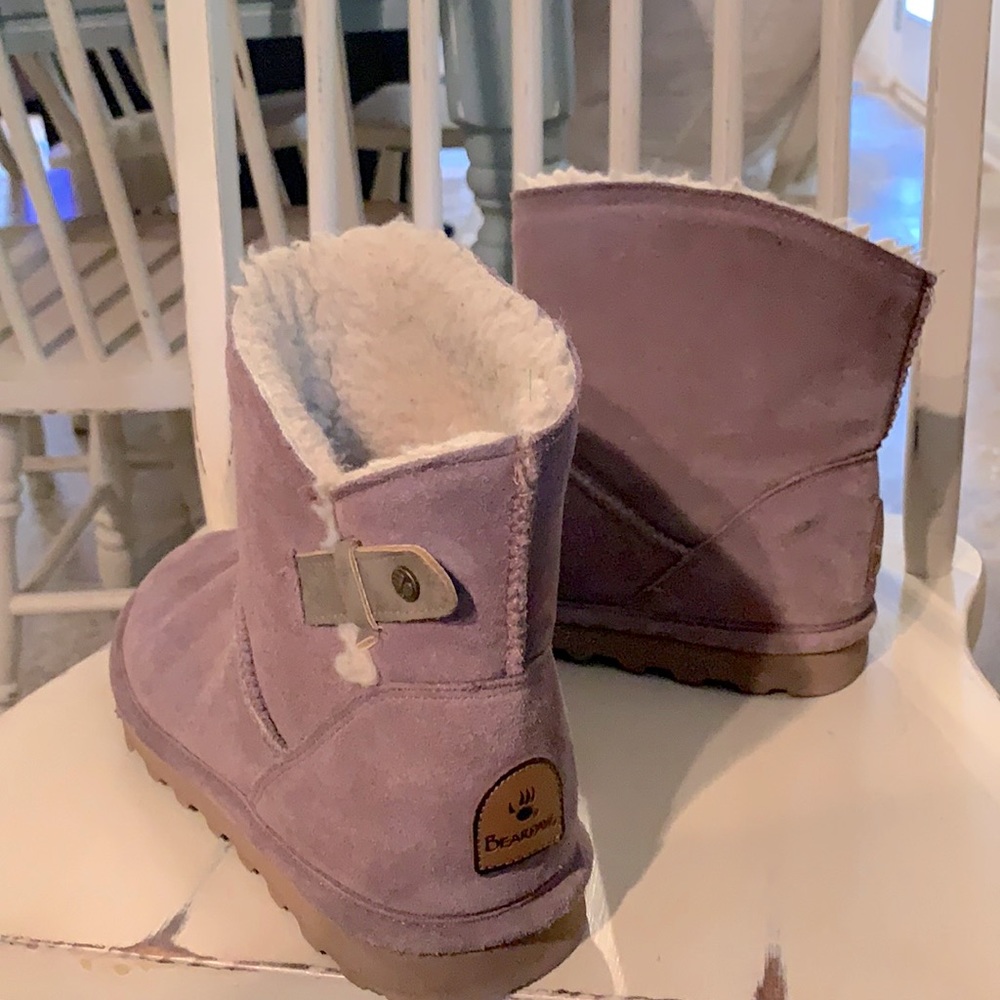 Women’s Bearpaw boots size 8.